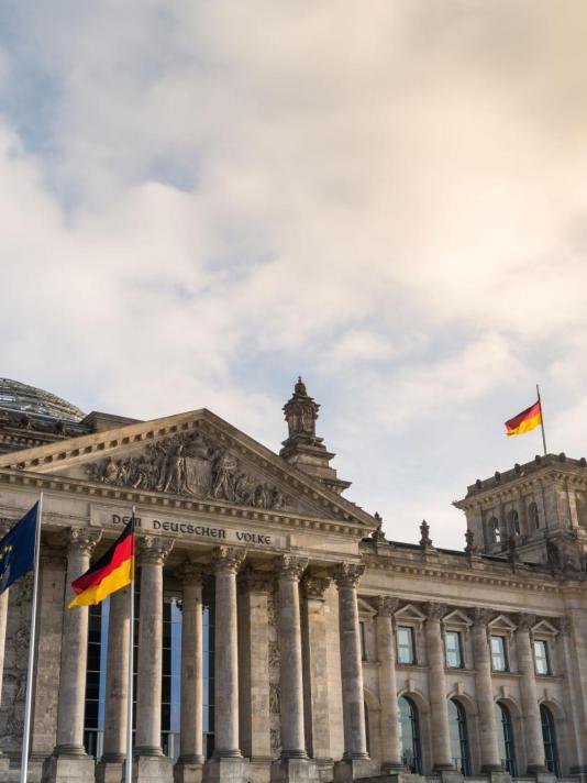 Résultats des élections allemandes Façade du bâtiment du Reichstag. Berlin, Allemagne.